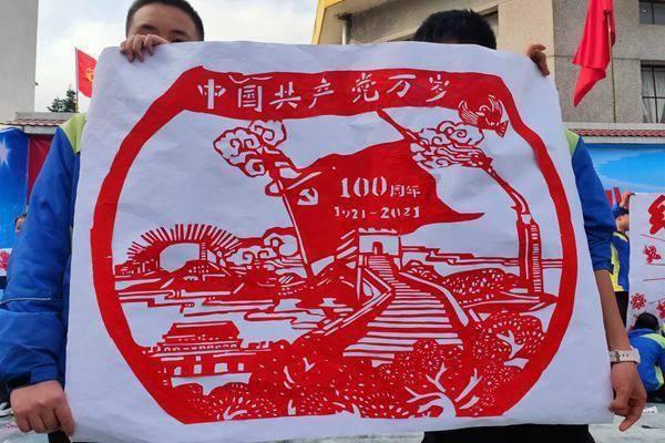 时尚芭比做美甲